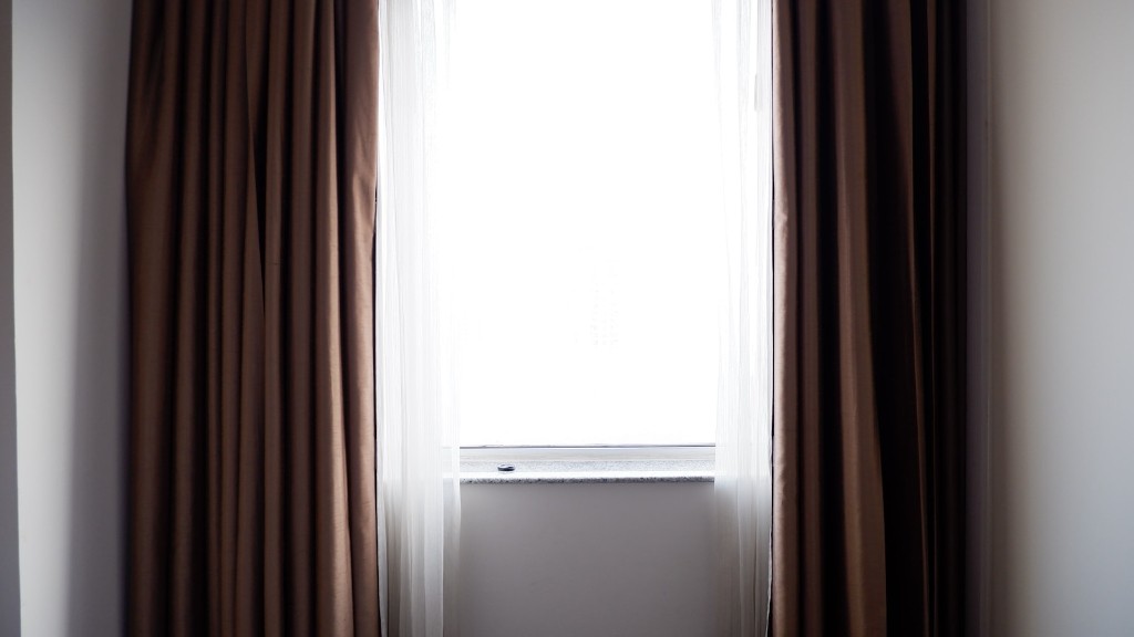 What colour curtains with cream walls?